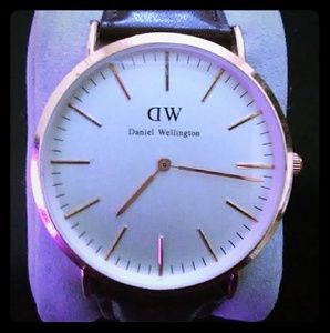 DW Daniel Wellington gold brown watch
